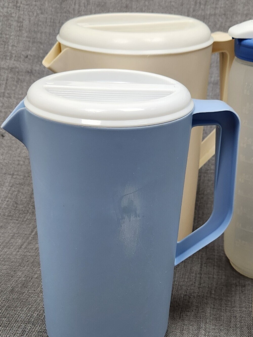 Rubbermaid Pitchers & Liquid Storage Jugs. Easy-grip Handles and Snap Lid Set - Picture 4 of 5